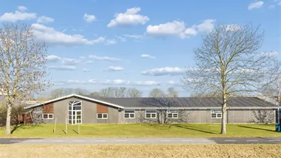 Synlig og velbeliggende erhvervsejendom med stabile lejere i