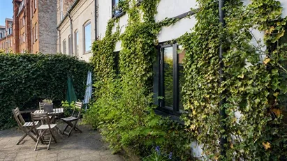 Bynær boligudlejningsejendom med gårdmiljø